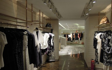 藍(lán)色傾情服飾加盟 鞋帽零售的機(jī)遇與挑戰(zhàn)